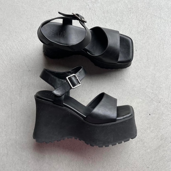 delias chunky platform buckle sandals 🧚🏼♀️ - Picture 3 of 9